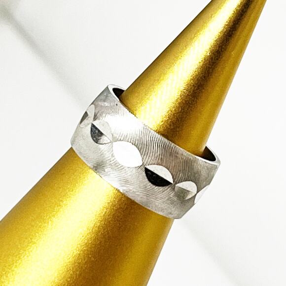 Uncas Mfg. Co. Vintage Silver Diamond Cut Band Ring Size 7 - Picture 2 of 5